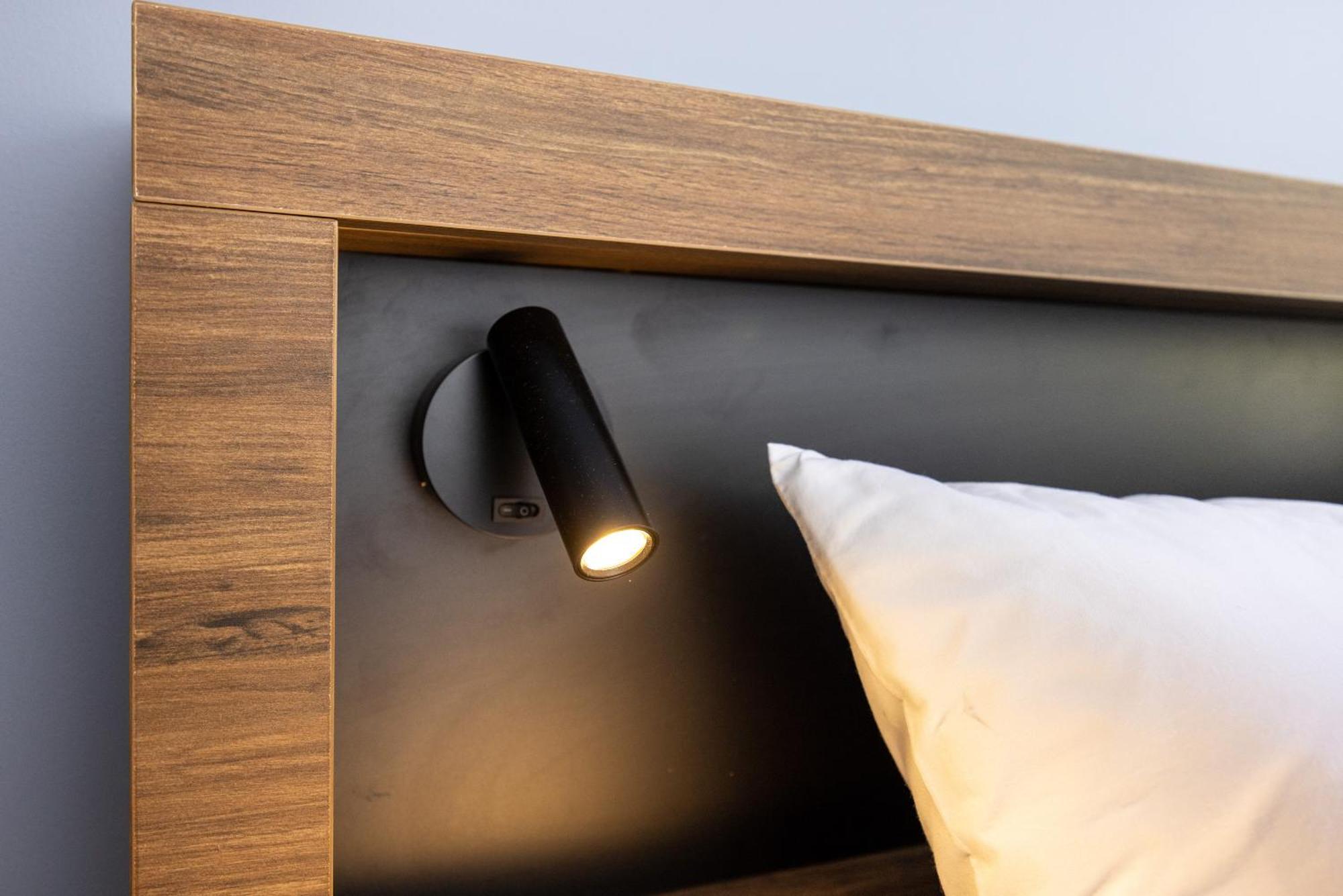 Haka House Rotorua Vandrehjem Eksteriør billede A wall-mounted reading light