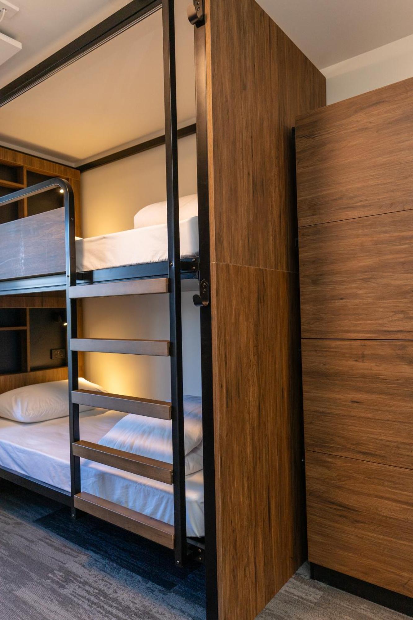 Haka House Rotorua Vandrehjem Eksteriør billede A bunk bed in a capsule hotel