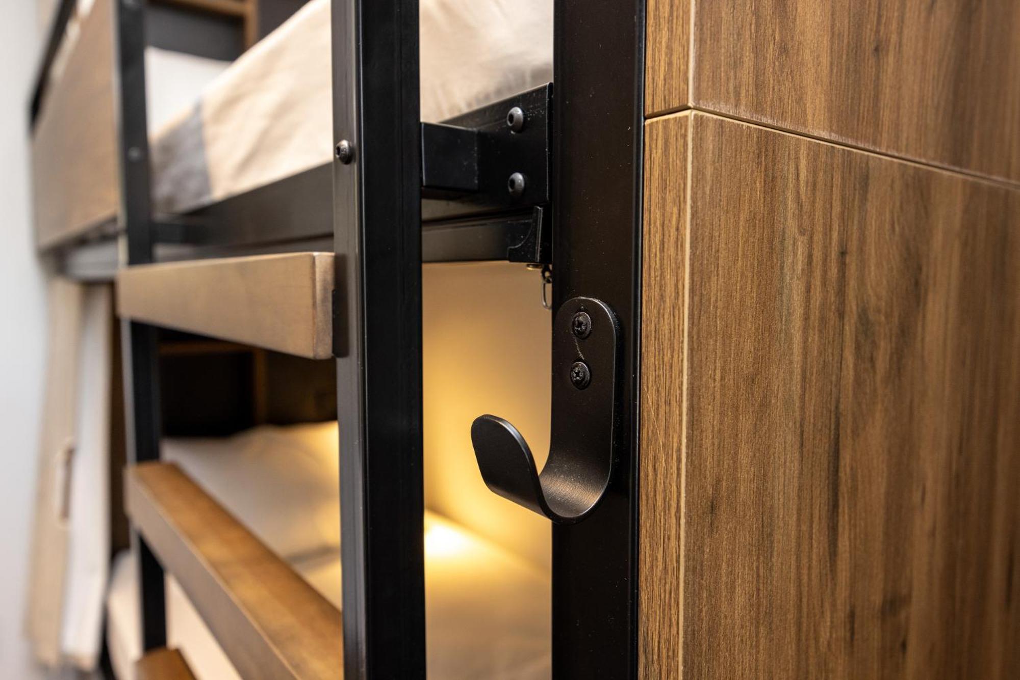 Haka House Rotorua Vandrehjem Eksteriør billede A coat hook