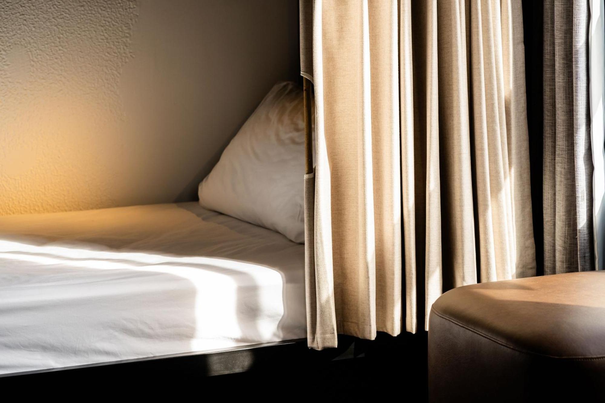 Haka House Rotorua Vandrehjem Eksteriør billede A bed