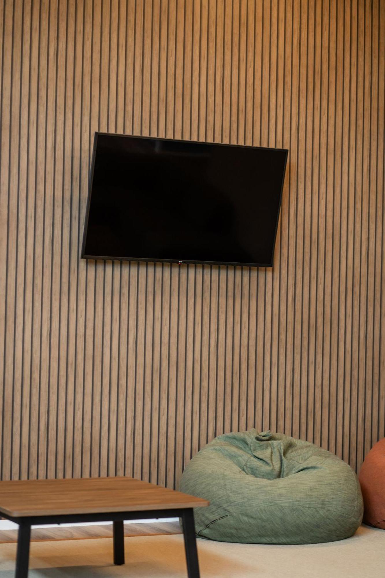 Haka House Rotorua Vandrehjem Eksteriør billede A wall mounted television